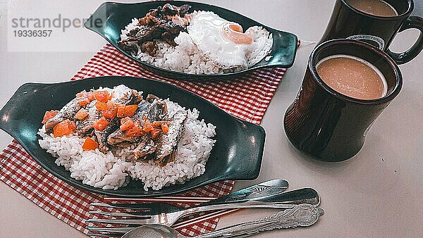 Sardinen Silog und Tapsilog mit Kaffee  zwei authentische traditionelle philippinische Frühstücksgerichte