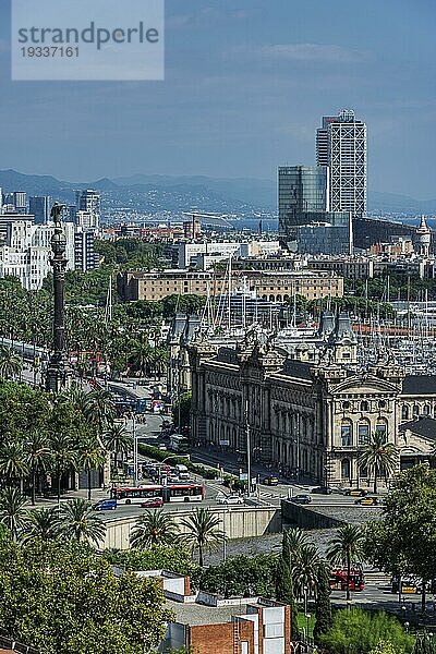 Sicht mit Kolumbus-Statue auf Barcelona  Spanien  Europa