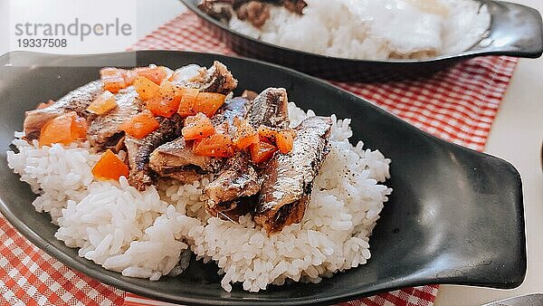 Ginisang sardinas oder sautierte Sardinen mit Tomaten  gepaart mit Reis  ein authentisches philippinisches Frühstücksgericht