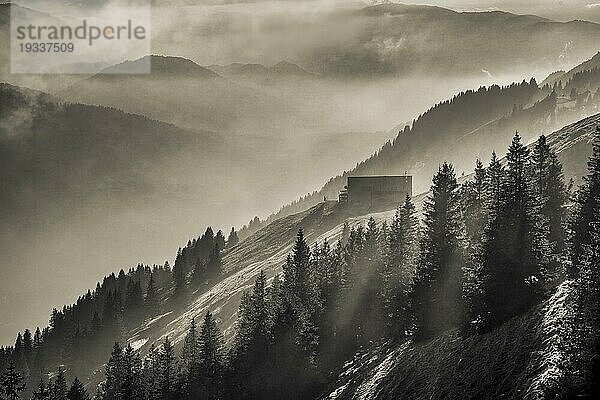 Berglandschaft. Das Gebäude der Bergstation auf dem Hochgrat im Herbst am Abend bei Nebel und Gegenlicht. Oberstaufen  Allgäuer Alpen  Bayern  Deutschland  Europa