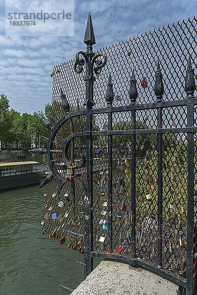 Liebesschlösser an einem Absperrgitter an der Seine  Paris  Frankreich  Europa