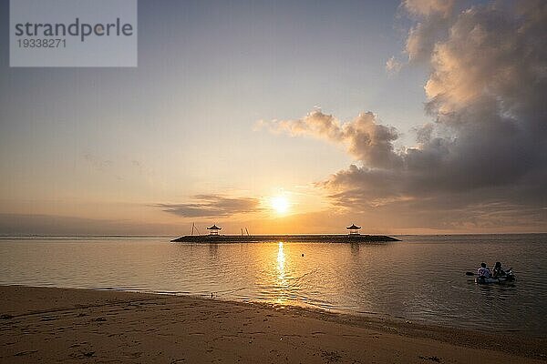 Sonnenaufgang am Sandstrand. Landschaftsaufnahme mit Blick auf das Meer und den Strand. Lichtwellen und eine Morgenatmosphäre  die es nur in Sanur  Bali  Indonesien gibt