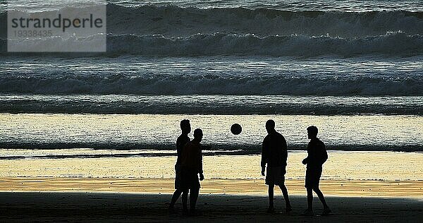 Eine Gruppe von Menschen spielt Fußball am Strand von Cabourg bei Sonnenuntergang  Normandie