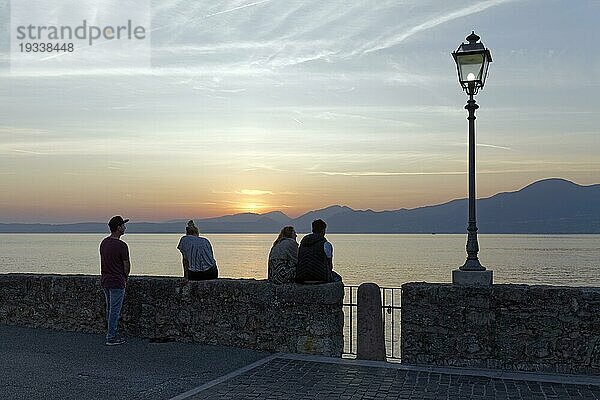 Seeufer bei Sonnenuntergang  Silhouette von Personen  Torri del Benaco  Gardasee Ostufer  Provinz Verona  Italien  Europa