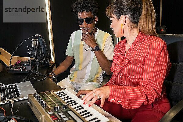 Multiethnische Musikkünstler bei der Arbeit an einem neuen Album in einem Studio