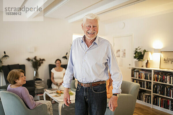 Porträt eines glücklichen älteren Mannes  der im Pflegeheim steht