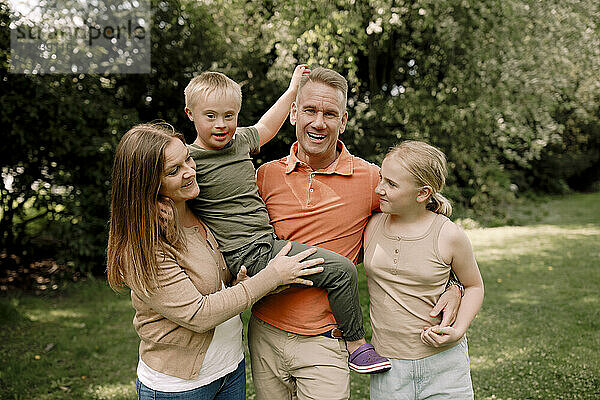 Porträt einer glücklichen Familie  die im Park steht