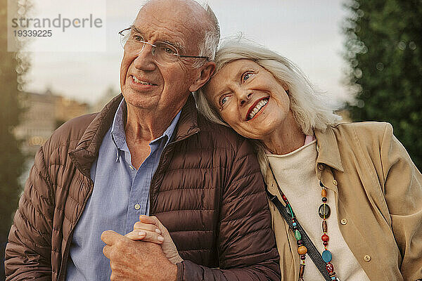 Glückliches  liebevolles älteres Paar  das Händchen hält