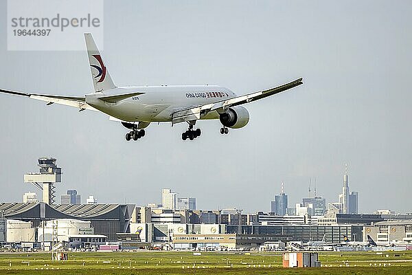 Flugzeug bei der Landung  B-2076  CHINA CARGO AIRLINES BOEING 777F. Silhouette von Mainhattan  Flughafen Fraport. Flughafen Frankfurt  Fraport  Frankfurt am Main  Hessen  Deutschland  Europa