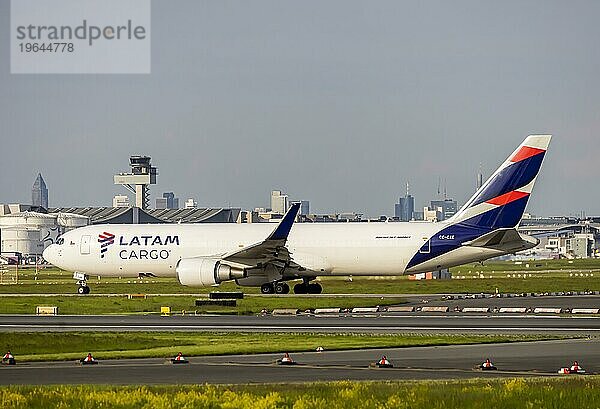 Frachtflugzeug auf der Startbahn  CC-CXE  LATAM CARGO CHILE  BOEING 767-300 (F) . Tower und Silhouette von Mainhattan  Flughafen Fraport  Frankfurt am Main  Hessen  Deutschland  Europa