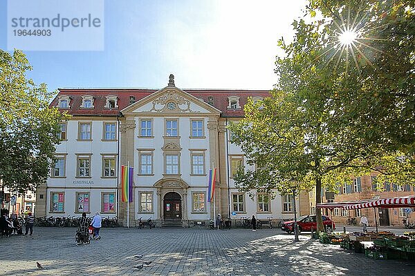 Palais Stutterheim  Stadtbibliothek  Kunstpalais im Gegenlicht mit Flaggen und Fußgänger  Marktplatz  Erlangen  Mittelfranken  Franken  Bayern  Deutschland  Europa