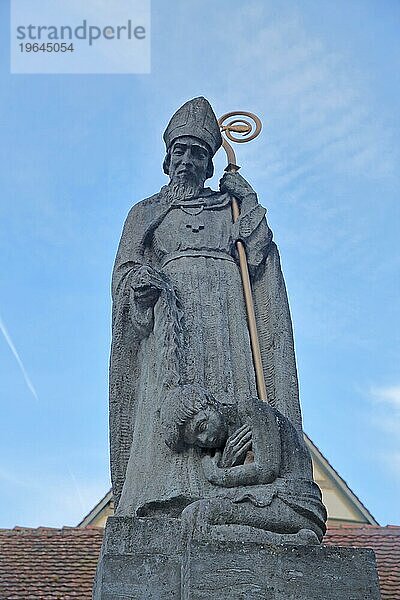 Heiliger mit Bischofsstab und Kind  Brunnen  kniend  Figur  Statue  beschützen  geborgen  Freisteller  Herzogenaurach  Mittelfranken  Franken  Bayern  Deutschland  Europa