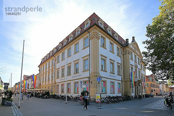 Palais Stutterheim  Stadtbibliothek  Kunstpalais im Gegenlicht mit Flaggen und Fußgänger  Marktplatz  Erlangen  Mittelfranken  Franken  Bayern  Deutschland  Europa