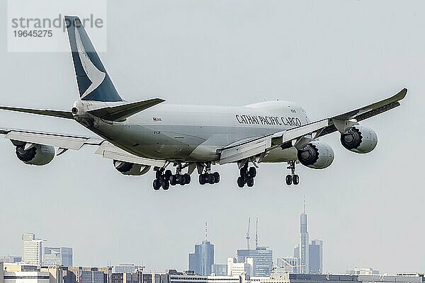 Flugzeug im Landeanflug  B-LJH CATHAY PACIFIC BOEING 747-8F. Silhouette von Mannhaften  Flughafen Fraport  Frankfurt am Main  Hessen  Deutschland  Europa