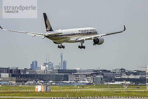 Flugzeug im Landeanflug  9V-SJA SINGAPORE AIRLINES AIRBUS A350-900. Silhouette von Mainhattan  Flughafen Fraport  Frankfurt am Main  Hessen  Deutschland  Europa