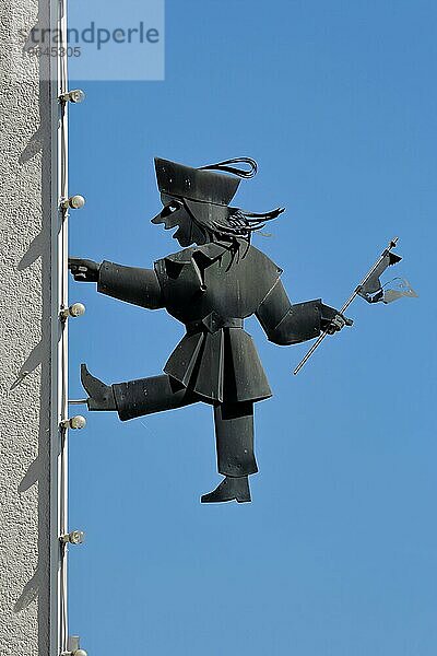 Skulptur Kasperl von Max und Moritz an Hauswand  Freisteller  klettern  Mütze  Scherenschnitt  gehend  bewegen  lachen  freuen  Esslingen  Baden-Württemberg  Deutschland  Europa