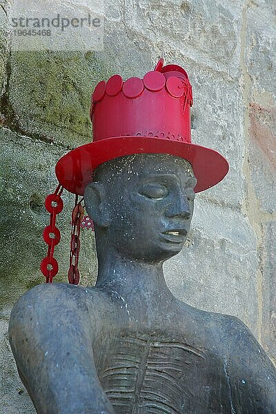 Skulptur Die Umarmung von Diane Herzogin von Württemberg 1992  roter Hut  Detail  Kopf  Kopfbedeckung  Zylinder  Schmuck  Fünfknopfturm  Schwäbisch Gmünd  Baden-Württemberg  Deutschland  Europa