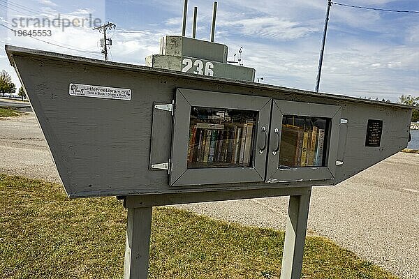 Muskegon  Michigan  Eine kleine kostenlose Bibliothek in Form eines U Boots vor dem USS Silversides Submarine Museum. Besucher können das Museum besichtigen und durch die Silversides  ein U Boot der Gato Klasse aus dem Zweiten Weltkrieg  laufen