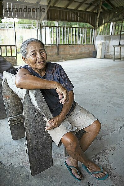 Caboclo Frau  69 Jahre  Mischling aus Indio und Europäer im Dorf Sao Sebastiao  Amazonas Regenwald  Manaus  Bundesstaat Amazonas  Brasilien  Südamerika