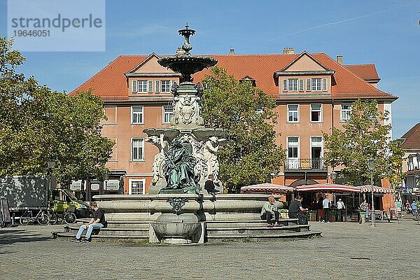 Paulibrunnen mit Menschen und Marktstände  Marktplatz  Erlangen  Mittelfranken  Franken  Bayern  Deutschland  Europa