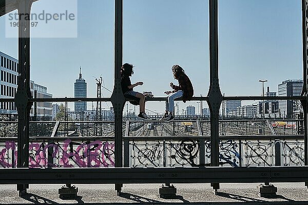 Junge Menschen treffen sich während der auf der Hackerbrücke in München