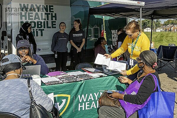 Detroit  Michigan  Gesundheitsmesse  organisiert von der Stadträtin Latisha Johnson für die Bewohner ihres East Side District. Die mobile Einheit der Wayne State University bot Gesundheitsuntersuchungen an
