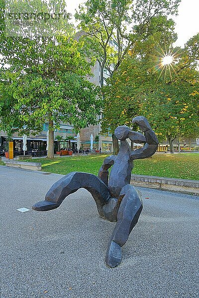 Skulptur Entwurf für eine große Figur II von Dietrich Klinge 2004 im Gegenlicht  moderne  schwarz  sitzend  Arme  Beine  hoch  Bronze  Kunsthalle  Schweinfurt  Unterfranken  Franken  Bayern  Deutschland  Europa