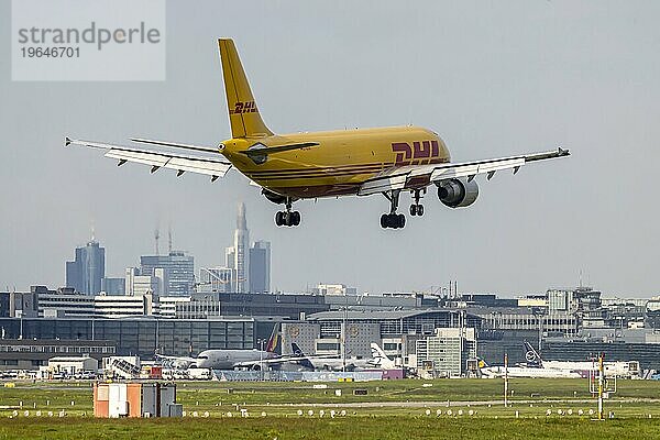 Flugzeug beim Start  D-AEAH  DHL  AIRBUS A300-600F  Frachtmaschine  Silhouette von Mainhattan. Flughafen Fraport. Flughafen Frankfurt  Fraport  Frankfurt am Main  Hessen  Deutschland  Europa