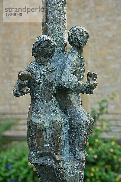 Zwei Skulpturen am Brunnen  Bronze  Pärchen  Mann  Frau  Becher  Krug  trinken  Wein  freuen  Genuss  Gestik  Detail  Sparkasse  Schweinfurt  Unterfranken  Franken  Bayern  Deutschland  Europa