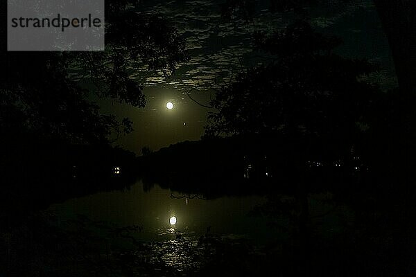 Prairieville  Michigan  Ein fast voller Mond über dem Stewart Lake im ländlichen Westen Michigans