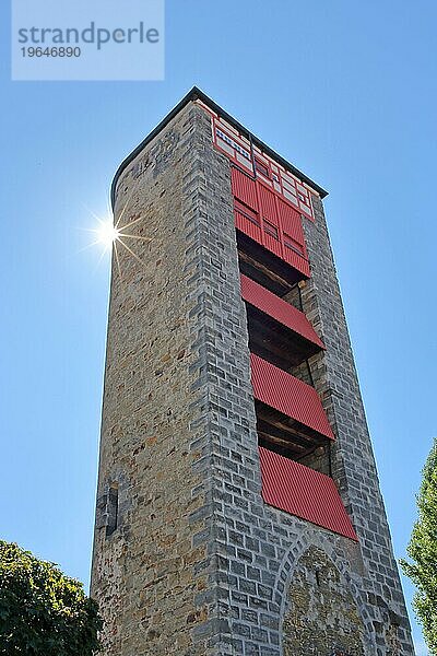 Historischer Königsturm erbaut 1407 mit Gegenlicht  Blick nach oben  Stadtturm  Schwäbisch Gmünd  Baden-Württemberg  Deutschland  Europa