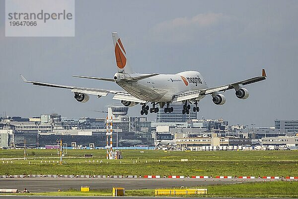 Frachtflugzeug im Landeanflug  TF-AMC  MAGMA AVIATION  BOEING 747-400F. Silhouette von Mainhatten  Flughafen Fraport  Frankfurt am Main  Hessen  Deutschland  Europa