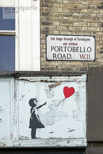 Straßenschild und Banksy-Motiv  Portobello Road  Notting Hill  London  England  Großbritannien  Europa