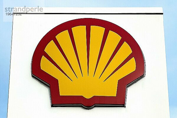 Logo in Form von stilisierte Muschel Jakobsmuschel von Ölkonzern Ölmulti Tankstellenbetreiber für Benzin Diesel Shell an Tankstelle  Deutschland  Europa