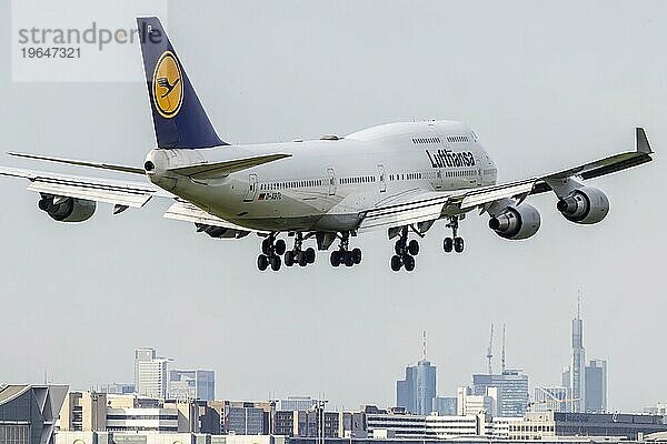 Flugzeug im Landeanflug  D-ABTL  LUFTHANSA  BOEING 747-400  Silhouette von Mainhattan  Flughafen Fraport  Frankfurt am Main  Hessen  Deutschland  Europa