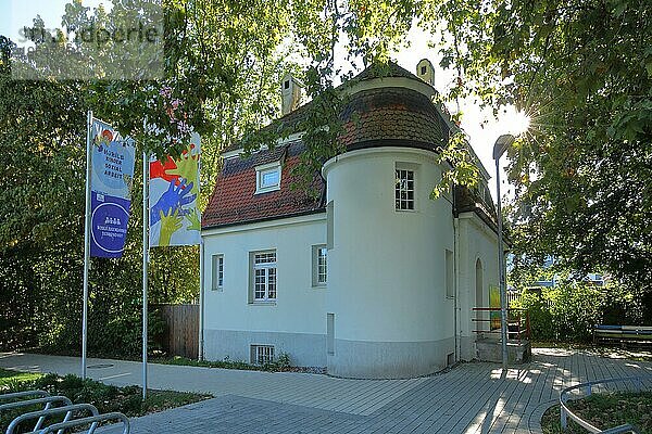 Nebengebäude der Volkshochschule Villa Arnold im Gegenlicht mit Flaggen  mobile  Jugendarbeit  Schorndorf  Baden-Württemberg  Deutschland  Europa