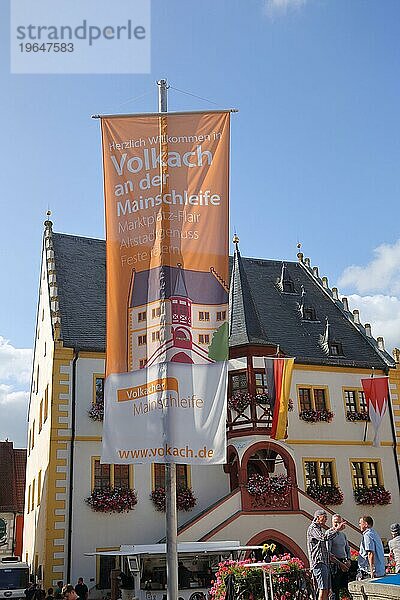 Flagge mit Inschrift Mainschleife und Menschen  Stadtfest  Rathaus  Marktplatz  Volkach  Unterfranken  Franken  Bayern  Deutschland  Europa