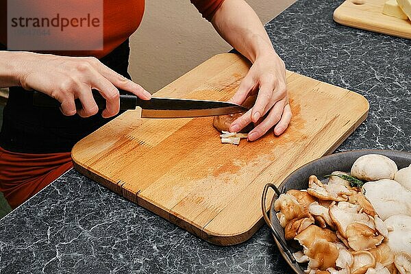 Unbekannte Frau bereitet zu Hause orientalisches Essen zu