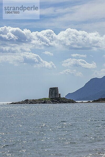 Torre di Bari Sardo  historischer  spanischer Wachturm aus dem 16. Jahrhundert im Gegenlicht  Bari Sardo  Ogliastra  Sardinien  Italien  Europa