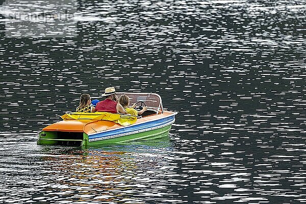 Tretboot unterwegs auf dem Titisee im Schwarzwald  Familienausflug  Gegenlicht  Titisee-Neustadt  Baden-Württemberg  Deutschland  Europa