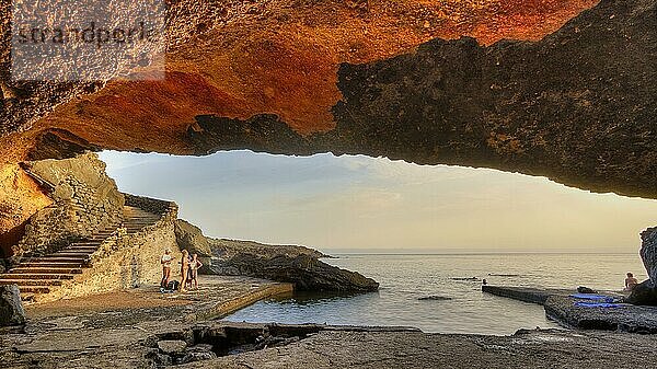 Spiaggia Sataria  Abendlicht  Grotte am Meer  Treppe  Blick nach draußen  MenschenPantelleria  Pelagische Inseln  Sizilien  Italien  Europa
