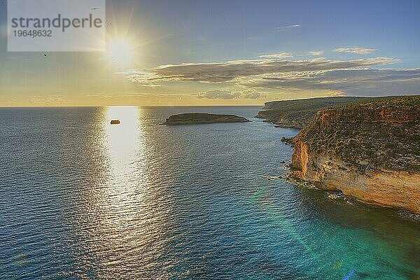 Sonnenuntergang  Sonnenstrahl auf dem Meer  Gegenlicht  Wolken  Steilküste  Isola dei Conigli  Spiaggia dei Conigli  Riserva Naturale Orientata Isola di Lampedusa  Insel Lampedusa  Provinz Agrigento  Pelagische Inseln  Sizilien  Italien  Europa