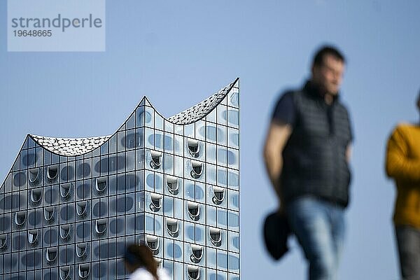 Silhouetten von Personen auf der Hafenpromenade vor der Elbphilharmonie  Hamburg  Deutschland  Europa