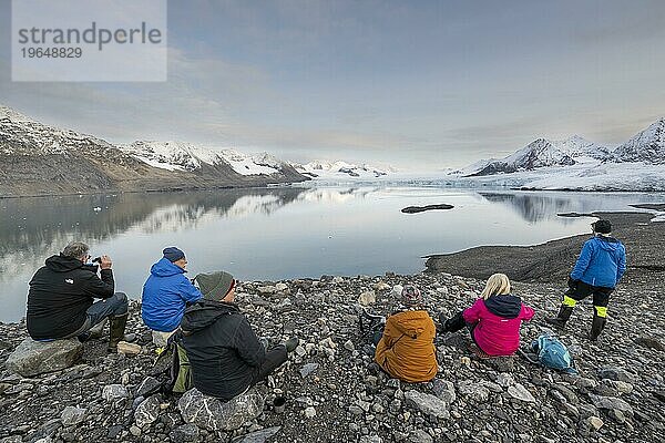 Touristen  Gletscher Hornbreen  Hornsund  Spitzbergen  Svalbard  Norwegen  Europa