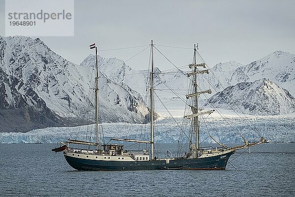 Barkentine Antigua  Gletscher Torellbreen  Spitzbergen  Svalbard  Norwegen  Europa