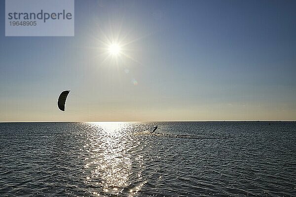 Kite-Surfer  Silhoulette  Abendlicht  Sonne als Stern  Gegenlicht  Lampedusa-Stadt  Insel Lampedusa  Provinz Agrigento  Pelagische Inseln  Sizilien  Italien  Europa