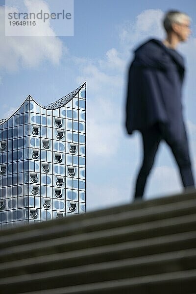 Silhouetten von Personen auf der Hafenpromenade vor der Elbphilharmonie  Hamburg  Deutschland  Europa