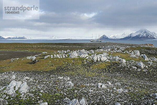 Barkentine Antigua  Dauneninseln  Dunøyane Inselgruppe  Gletscher Torellbreen  Spitzbergen  Svalbard  Norwegen  Europa