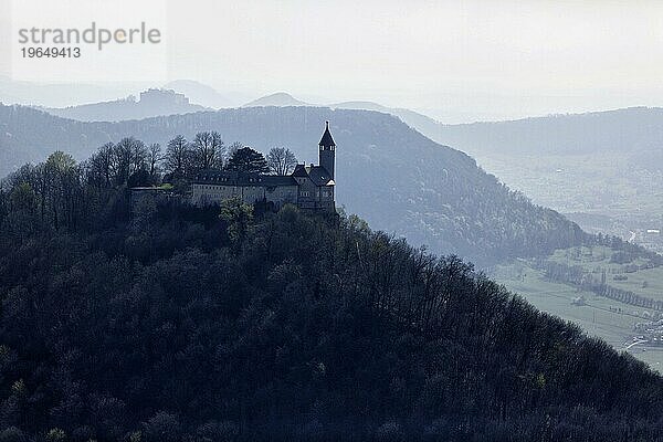 Herbst auf der Schwäbischen Alb  Silhouette des Albtrauf mit Burg Teck und am Horizont Burg Hohenneuffen  Luftaufnahme  Owen  Baden-Württemberg  Deutschland  Europa