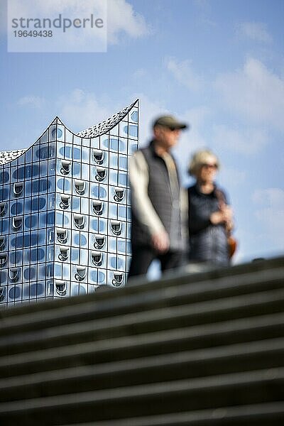 Silhouetten von Personen auf der Hafenpromenade vor der Elbphilharmonie  Hamburg  Deutschland  Europa